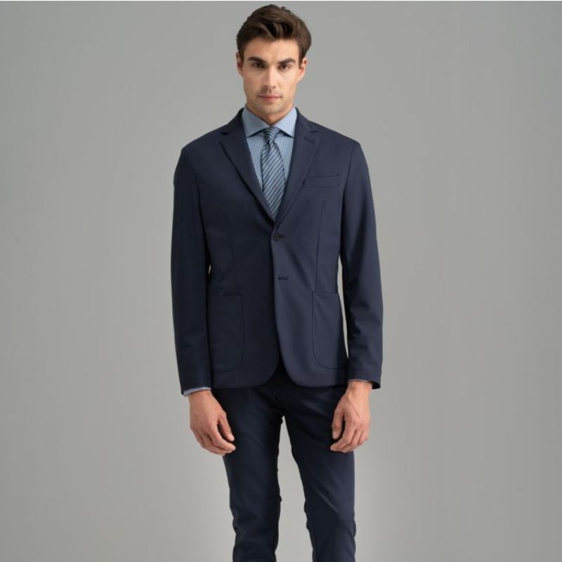 Ragazzo con completo uomo elegante blu